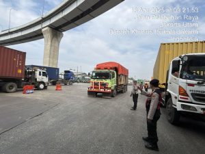 Polres Priok-Ditlantas Polda Metro Berjibaku Atasi Macet Akibat Lonjakan Truk Peti Kemas