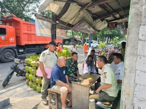 Ngopi Bareng Warga , Serka Bambang Ajak Peduli Lingkungan