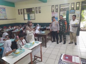 Babinsa Koramil 05/Bantargebang Dampingi Distribusi Program Makan Bergizi di 9 Sekolah Wilayah Mustikasari