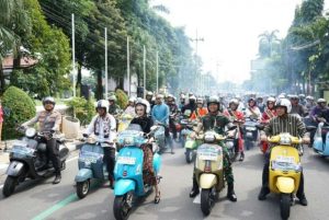 Walikota Kediri Berangkatkan dan Riding Vespa Bersama Komunitas Vespa, Peringati Hari Kartini 2025