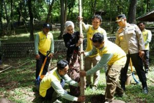 Mbak Vinanda Bersama Forkopimda Tanam 10 Ribu Pohon Di Kawasan Selomangleng, Sambut Hari Bumi Sedunia