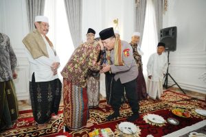 Kunjungi Buntet Pesantren Cirebon, Kapolri Silaturahmi ke Dewan Sepuh Hingga Resmikan Pondok
