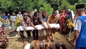 Anggota Polsek Buluspesantren Ikut Menggali Makam Demi Bantu Sahabatnya