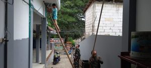 Hari Ketiga Renovasi Panti Asuhan Amanah Assodiqiyah Fokus Pada Pengecatan dan Pembuatan Tempat Tidur