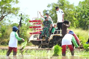 Danrem 052/Wijayakrama Ikuti Tanam Padi Serentak 14 Provinsi Secara Virtual Bersama Presiden Republik Indonesia