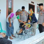 Polisi Beri Bantuan Kursi Roda Bagi Lansia-Penderita Celebral Palsy di Bekasi