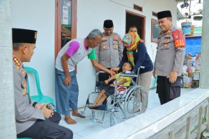 Polisi Beri Bantuan Kursi Roda Bagi Lansia-Penderita Celebral Palsy di Bekasi