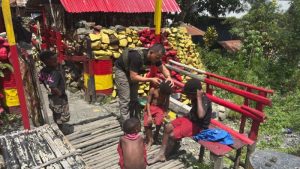 Satgas Tindak Operasi Damai Cartenz 2025 Berikan Layanan Cukur Rambut Gratis