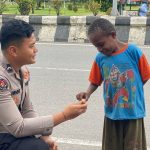 Personil Satgas Ops Damai Cartenz-2025 Sambangi Anak-anak Papua