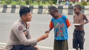 Personil Satgas Ops Damai Cartenz-2025 Sambangi Anak-anak Papua