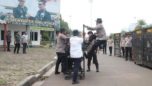 Tingkatkan Kesiapsiagaan, Polres Metro Jakarta Pusat Latihan Penggunaan Barrier Taktis