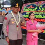 Polres Toba Gelar Tradisi Pedang Pora Sambut Kapolres Baru AKBP V. J. Parapaga S.I.K.