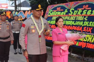 Polres Toba Gelar Tradisi Pedang Pora Sambut Kapolres Baru AKBP V. J. Parapaga S.I.K.