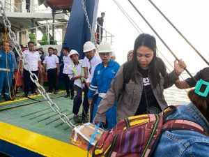 Bakamla RI Bersama Rapala Bengkulu Laksanakan Perbantuan Transportasi Warga ke Pulau Enggano