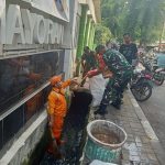 Babinsa Koramil 07/Kemayoran Laksanakan Kerja Bakti Pembersihan Sampah dan Grebek Lumpur