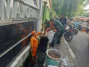 Babinsa Koramil 07/Kemayoran Laksanakan Kerja Bakti Pembersihan Sampah dan Grebek Lumpur