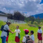 Satgas Ops Damai Cartenz Sambangi Anak Sekolah di Ilaga, Perkuat Pendekatan Humanis Jaga Keamanan