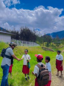 Satgas Ops Damai Cartenz Sambangi Anak Sekolah di Ilaga, Perkuat Pendekatan Humanis Jaga Keamanan