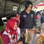 Polisi Bagikan Air dan Layanan Kesehatan di May Day, Kapolres: Ini Bentuk Pelayanan Kami