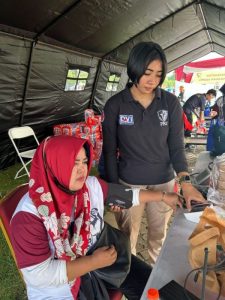 Polisi Bagikan Air dan Layanan Kesehatan di May Day, Kapolres: Ini Bentuk Pelayanan Kami