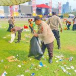 Polres Metro Jakarta Pusat Turun Tangan Bersihkan Sampah Usai May Day di Monas