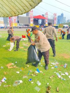 Polres Metro Jakarta Pusat Turun Tangan Bersihkan Sampah Usai May Day di Monas