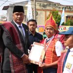 Pemkab Toba Serahkan Penghargaan Untuk Pelajar SMP yang Masuk SMA Unggul
