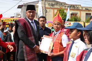 Pemkab Toba Serahkan Penghargaan Untuk Pelajar SMP yang Masuk SMA Unggul