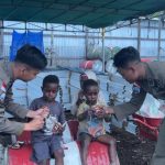 Personel Satgas Humas Damai Cartenz-2025 Berbagi Keceriaan dengan Anak-Anak di Distrik Mulia, Puncak Jaya