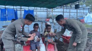 Personel Satgas Humas Damai Cartenz-2025 Berbagi Keceriaan dengan Anak-Anak di Distrik Mulia, Puncak Jaya