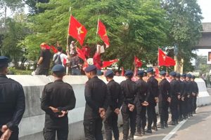 Satuan Brimob Polda Metro Jaya Amankan Aksi Damai Mahasiswa dalam Peringatan Hari Pendidikan Nasional