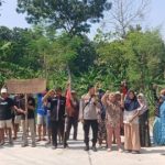 Jalan Rusak Parah, Warga Desa Tluwe Soko Tuban Blokir Akses Jalan Tambang Pasir Kuarsa