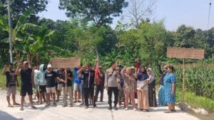 Jalan Rusak Parah, Warga Desa Tluwe Soko Tuban Blokir Akses Jalan Tambang Pasir Kuarsa