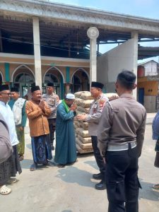 Polres Metro Bekasi Peduli Tempat Ibadah, Salurkan Bantuan Untuk Masjid Jami’ Darus Sa’adah Kedungwaringin