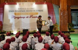 Mas Dhito Beri Kado Hardiknas Pada Siswa SMA Boarding School Menginap Di Rumdin Bupati