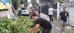 Tingkatkan Semangat Gotong Royong Babinsa Koramil 03/Senen Laksanakan Kerja Bakti