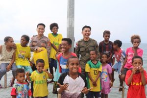 Satgas Humas Ops Damai Cartenz-2025 Sambangi Warga Hamadi, Imbau Jaga Kamtibmas