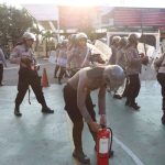 Tingkatkan Kemampuan Personel, Polres Pelabuhan Tanjung Priok Gelar Latihan Dalmas dan Pemadaman Api