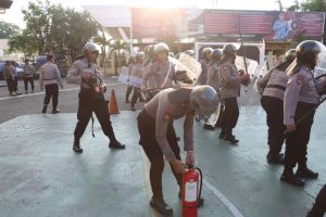 Tingkatkan Kemampuan Personel, Polres Pelabuhan Tanjung Priok Gelar Latihan Dalmas dan Pemadaman Api