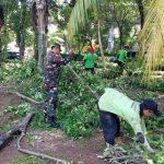 Babinsa Koramil 01/Menteng Bersama PPSU Bersihkan Ranting Pohon di Taman Amir Hamzah