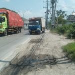 Jalan Nasional Lamongan- Babat Tepatnya di Sebelah PT SPS Warukulon Kondisinya Rusak Parah