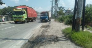 Jalan Nasional Lamongan- Babat Tepatnya di Sebelah PT SPS Warukulon Kondisinya Rusak Parah