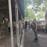 Babinsa Koramil 01/Kranji Bantu Penertiban PKL di Sekitar Alun-Alun Kota Bekasi