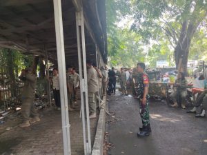 Babinsa Koramil 01/Kranji Bantu Penertiban PKL di Sekitar Alun-Alun Kota Bekasi