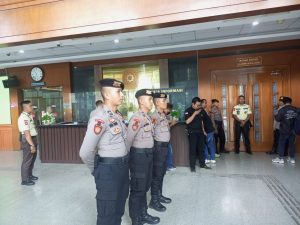 Pengamanan Sidang Hasto, Polisi Tampil Humanis Tanpa Senjata Api