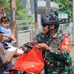 Jumat Berkah, Babinsa Jatiraden Bagikan 100 Paket Nasi Box Gratis untuk Warga Dhuafa