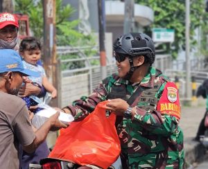 Jumat Berkah, Babinsa Jatiraden Bagikan 100 Paket Nasi Box Gratis untuk Warga Dhuafa