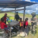 Patroli Dialogis Ops Damai Cartenz Sapa Anak-anak di Distrik Kenyam, Nduga