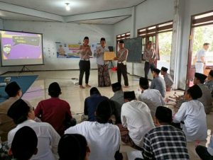 Polres Kediri Kota Gelar Edukasi Keselamatan Berlalu Lintas di Pondok Al-Falah Ploso Mojo