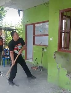 Ahli Waris Akhirnya Bongkar Balai RW 5 Kelurahan Rejomulyo